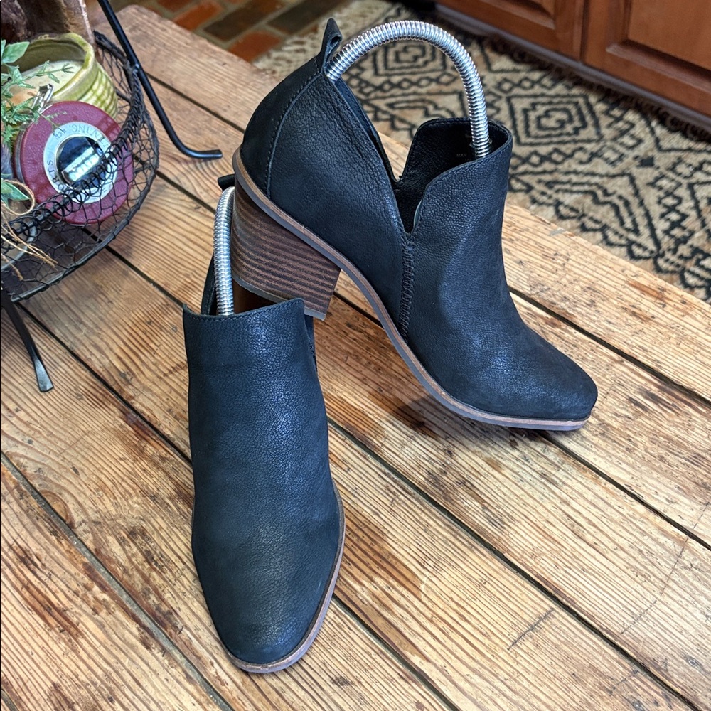 Lucky Brand Victory  suede ankle bootie in Black size 9.5